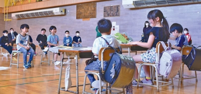 写真：学校生活を劇にしたり、ゲームで盛り上げた喜門岱小の１年生を迎える会