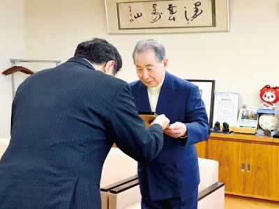 写真：小笠原市長から感謝状を受け取る平さん（右）