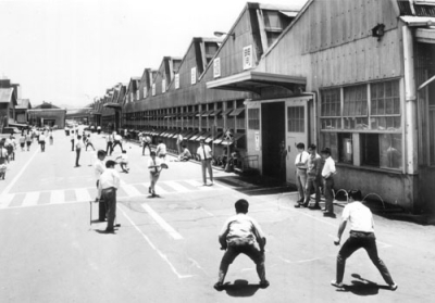 写真：昭和４０年代、広島県内の企業が昼休みに「エスキーテニス」をプレーしている様子（日本エスキーテニス連盟提供）