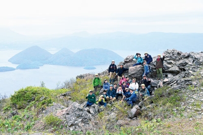 写真：親子連れが有珠山の魅力に触れた登山会（提供写真）