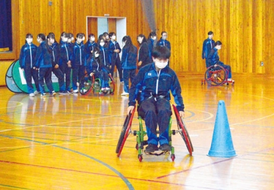 写真：競技用車いすを体験する生徒