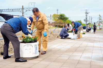 写真：ＪＲ東室蘭駅東口・バス停前広場の花壇整備と清掃活動を行う室蘭東ライオンズクラブのメンバー