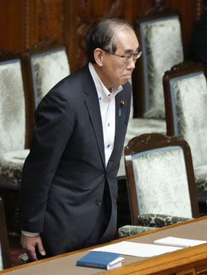 写真：参院本会議で改正放送法が可決、成立し一礼する松本総務相＝１７日午後