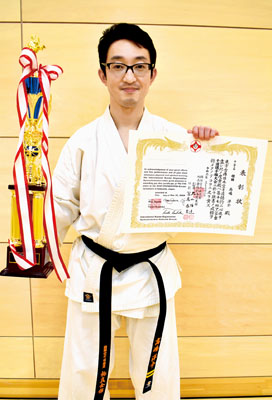 写真：表彰状を手に全韓大会での活躍を誓う高嶋さん