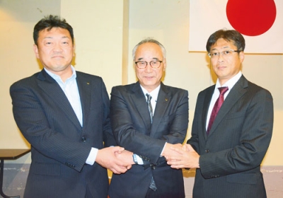 写真：新役員に選出された（左から）前田副会長、清水会長、谷島副会長