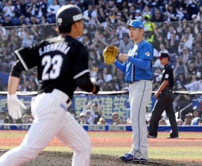 写真：６回、ロッテ・石川（手前）に本塁打を浴びた日本ハム・加藤貴＝ＺＯＺＯマリン
