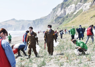 写真：海岸を歩き、丁寧に清掃奉仕を行う参加者