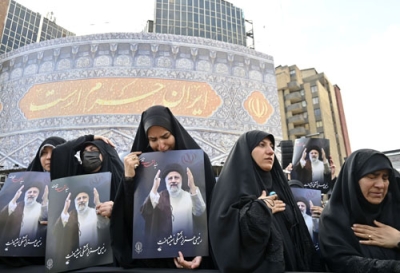 写真：２０日、イランの首都テヘランで開かれたライシ大統領を追悼する集会で悲しむ女性たち（共同）