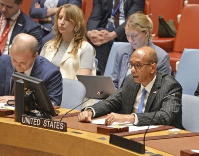 写真：安全保障理事会でロシアを批判する米国のウッド国連次席大使（手前右）＝２０日、ニューヨークの国連本部（共同）