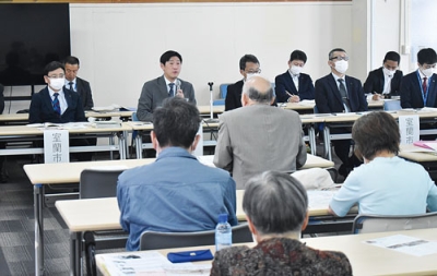 写真：西日本のＰＣＢ受け入れについて意見を交わす青山市長と市民団体関係者ら