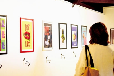 写真：遊び心溢れるポップアートが並ぶ山本さんの個展