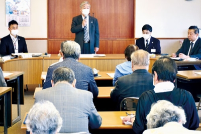 写真：昨年の活動に感謝し、今後も協力をお願いしたいとあいさつする長谷川会長（正面左から２人目）