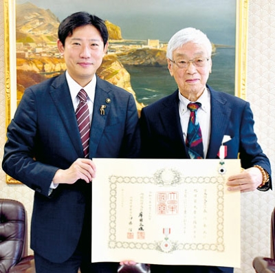 写真：勲記を手にする森川さん（右）と青山市長