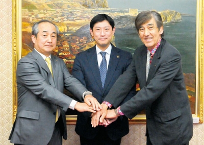 写真：鼎談を前に握手する（左から）中田氏、青山氏、栗林氏