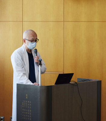 写真：運動療法について講話する宮崎医師