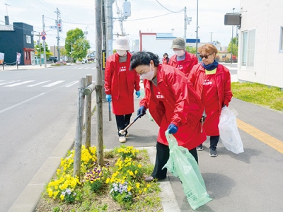 写真：清掃活動に取り組む白老町商工会の女性部員