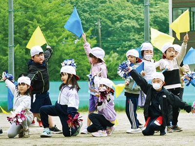 写真：運動会の練習をする天神小の児童ら