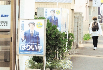 写真：登別市内の堀井学事務所前。イメージチェンジを図る堀井氏と後援会・支援者らとの距離は徐々に広がっていた