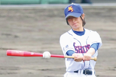 写真：ノックを打つ室清水の福島マネジャー＝２３日、とましんスタジアム