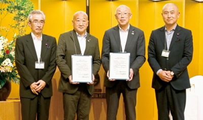 写真：姉妹都市宣誓書に署名後、記念写真に納まる下道町長（左から２人目）と勝俣町長（同３人目）ら