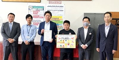 写真：両社やＰＴＡの代表、児童、校長が参加した寄贈式