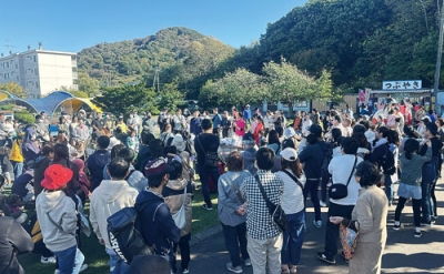 写真：プレゼント配布や抽選会といった閉館イベントでにぎわった水族館