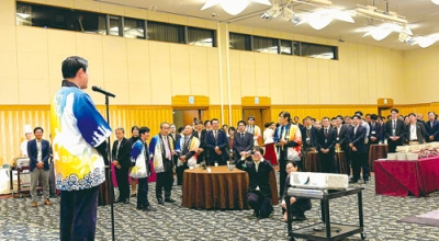 写真：室蘭港利用促進懇談会でＰＲする青山市長（左）と参加者