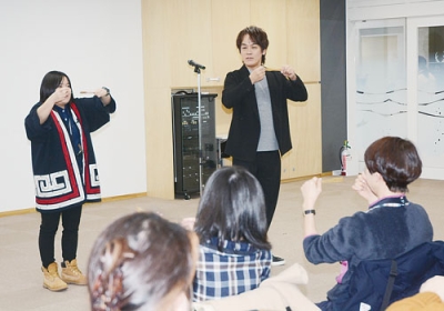 写真：森崎さん（右）とともにムックリを演奏したオープニングイベント