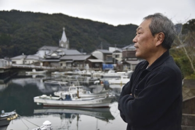 写真：福岡市から移住し、熊本県天草市の崎津集落で民泊を経営する財前俊也さん＝１月