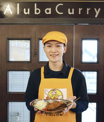写真：石川県能登町で「恋路アルバカレー」を営む三船涼圭さん