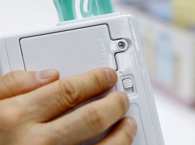 写真：電源スイッチの位置が触れて分かるようになっているおもちゃ＝２月、東京都葛飾区