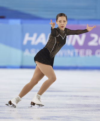 写真：中国のハルビンで行われた冬季アジア大会に出場したフィギュアスケート女子のガンスフ・マラルエレデン＝２月（共同）