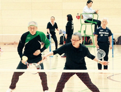 写真：連係し、熱戦を繰り広げる選手たち