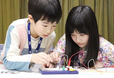 写真：電子回路づくりに挑み、半導体を学ぶ参加者（提供写真）