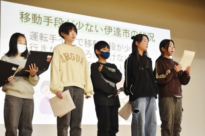 写真：公共交通充実へ、無人バス導入を提案する児童