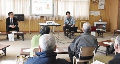 写真：町職員らの話を聞き、次の有珠山噴火に備える参加者