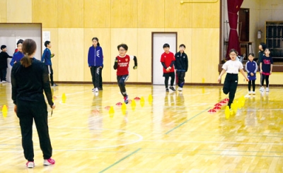 写真：北風さんから走り方の指導を受ける参加者たち