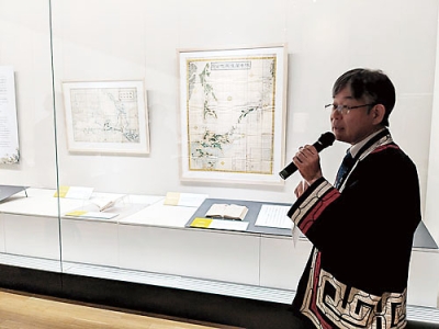 写真：佐々木館長らが展示について解説した内覧会