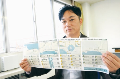 写真：マップを手に「参考にして来町してほしい」と呼びかける村上友和課長補佐