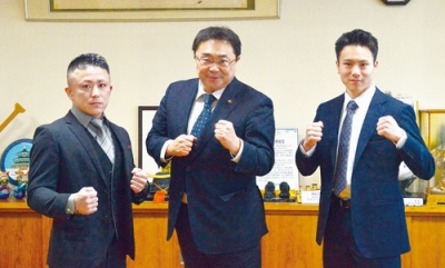 写真：これからもプロを目指すと決意する木戸選手（右）と、ポーズを取る小笠原市長（中央）と棚田代表