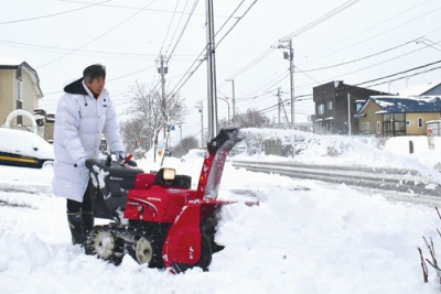 写真：雪かきに追われる市民＝１７日午前９時ごろ、室蘭市八丁平