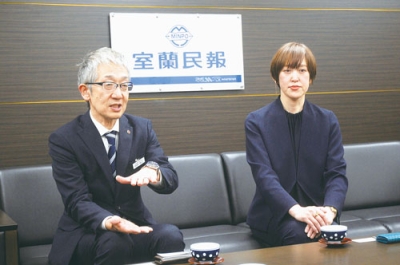 写真：室蘭民報社を訪れた對馬さん（右）と岡崎さん