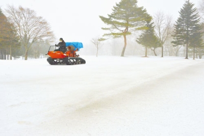 写真：融雪剤の散布が始まった登別カントリー倶楽部のコース