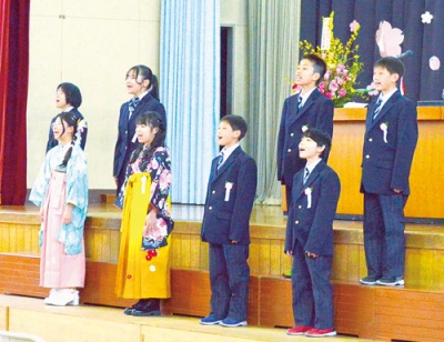 写真：在校生たちに向けてお別れの言葉を述べる卒業生