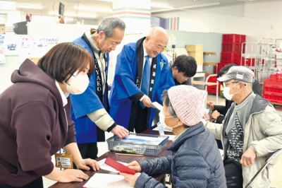 写真：ウロコ虻田店の買い物客に「とうやコイン」利用を呼びかける参加者