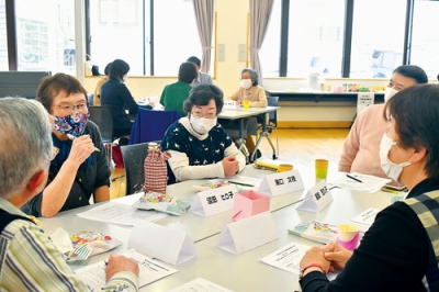 写真：卓を囲み、ボランティアのやりがいなどを互いに発表する参加者
