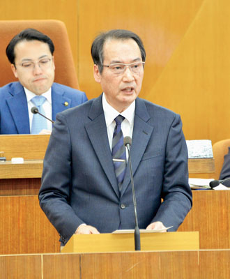 写真：議員へ感謝の言葉を述べる伊藤副市長
