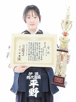 写真：全国優秀賞の賞状などを手に笑顔を見せる平野さん