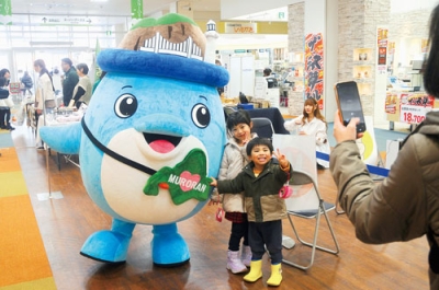 写真：「らんドル」と記念撮影する子どもたち