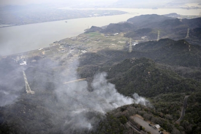 写真：白煙が上がる岡山市南区の山林火災現場＝２４日午前８時４５分（共同通信社ヘリから）